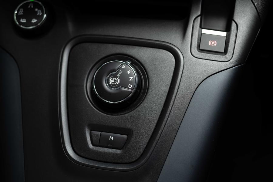 Детали интерьера Peugeot Rifter 2019 года  (JP) (фото 13 из 23)